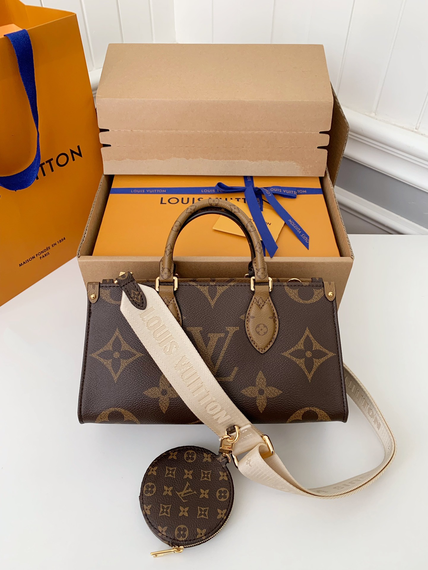 Louis Vuitton's Seasonal New ONTHEGO Horizontal Handbag M46653 Top Quality