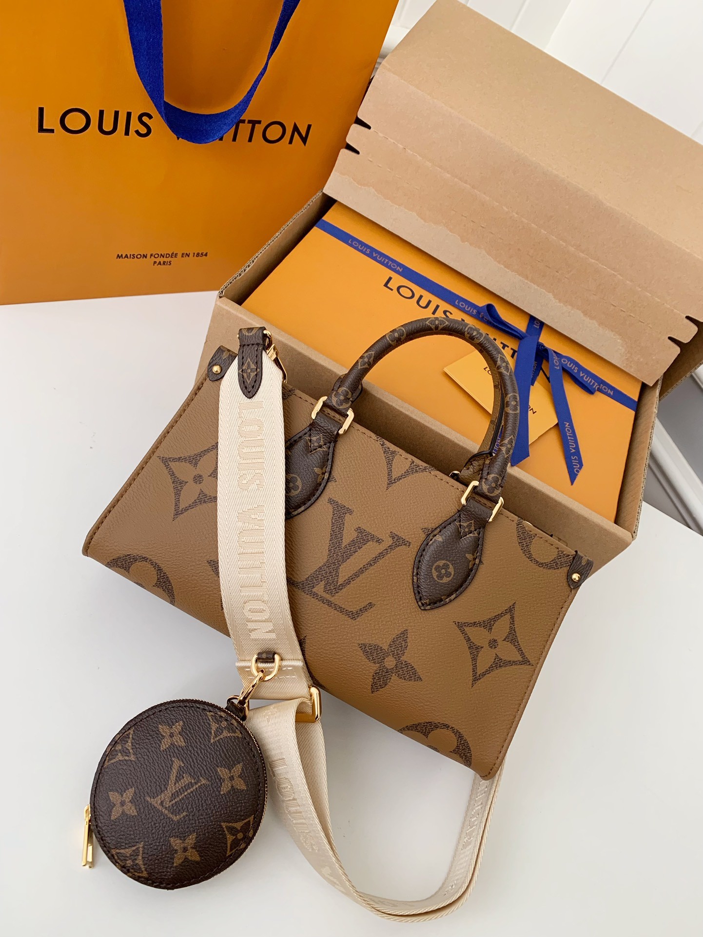Louis Vuitton's Seasonal New ONTHEGO Horizontal Handbag M46653 Top Quality