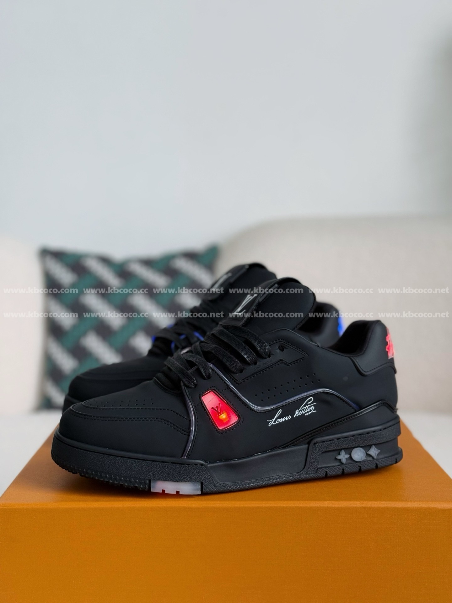 【#4560】 LOUIS VUITTON LED TRAINER SNEAKERS