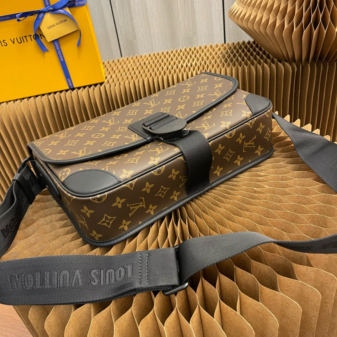 LOUIS VUITTON Archy messenger bag M46328