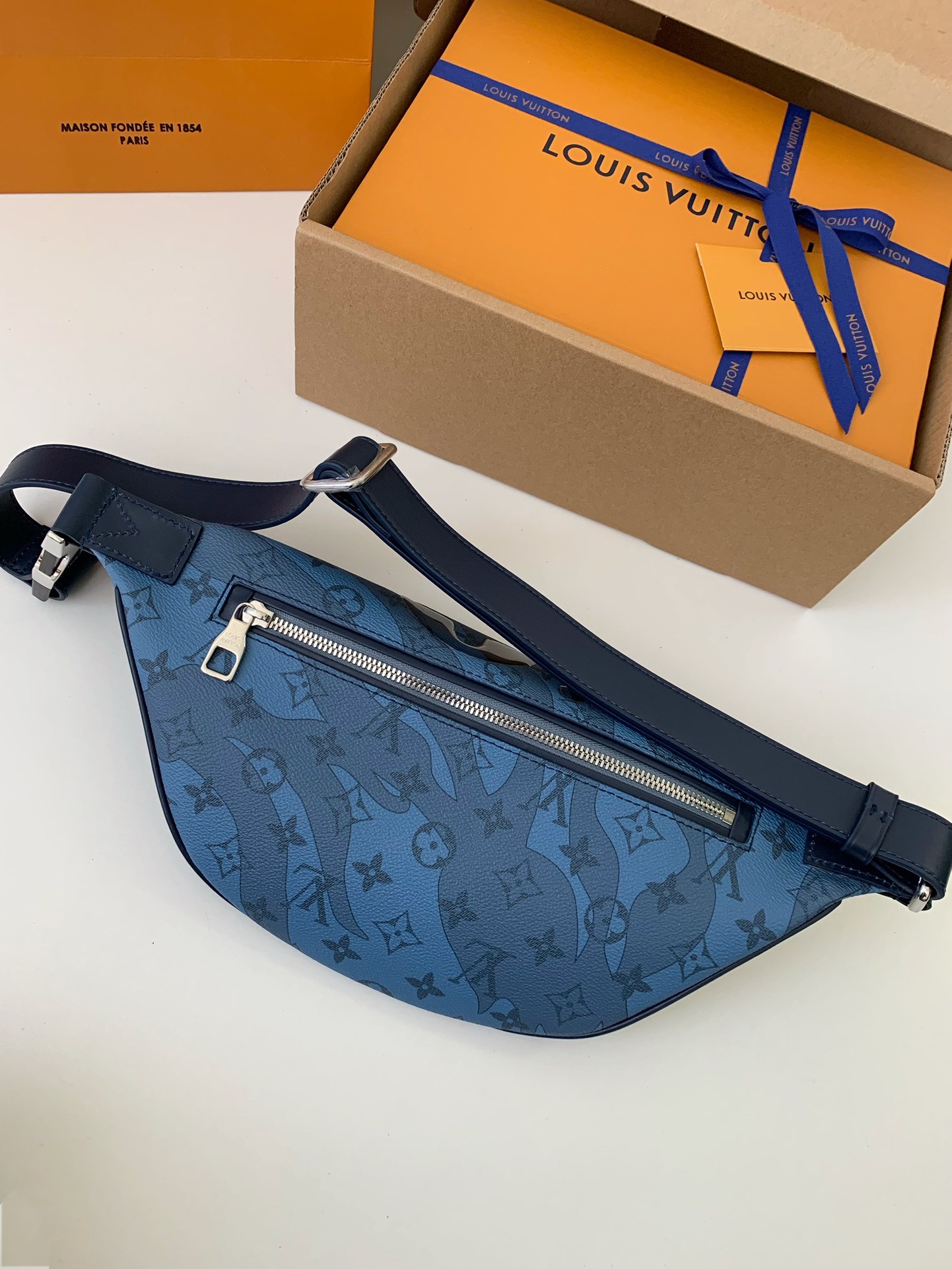Louis Vuitton 2023 New DISCOVERY Droplet Blue Waistpack M22576