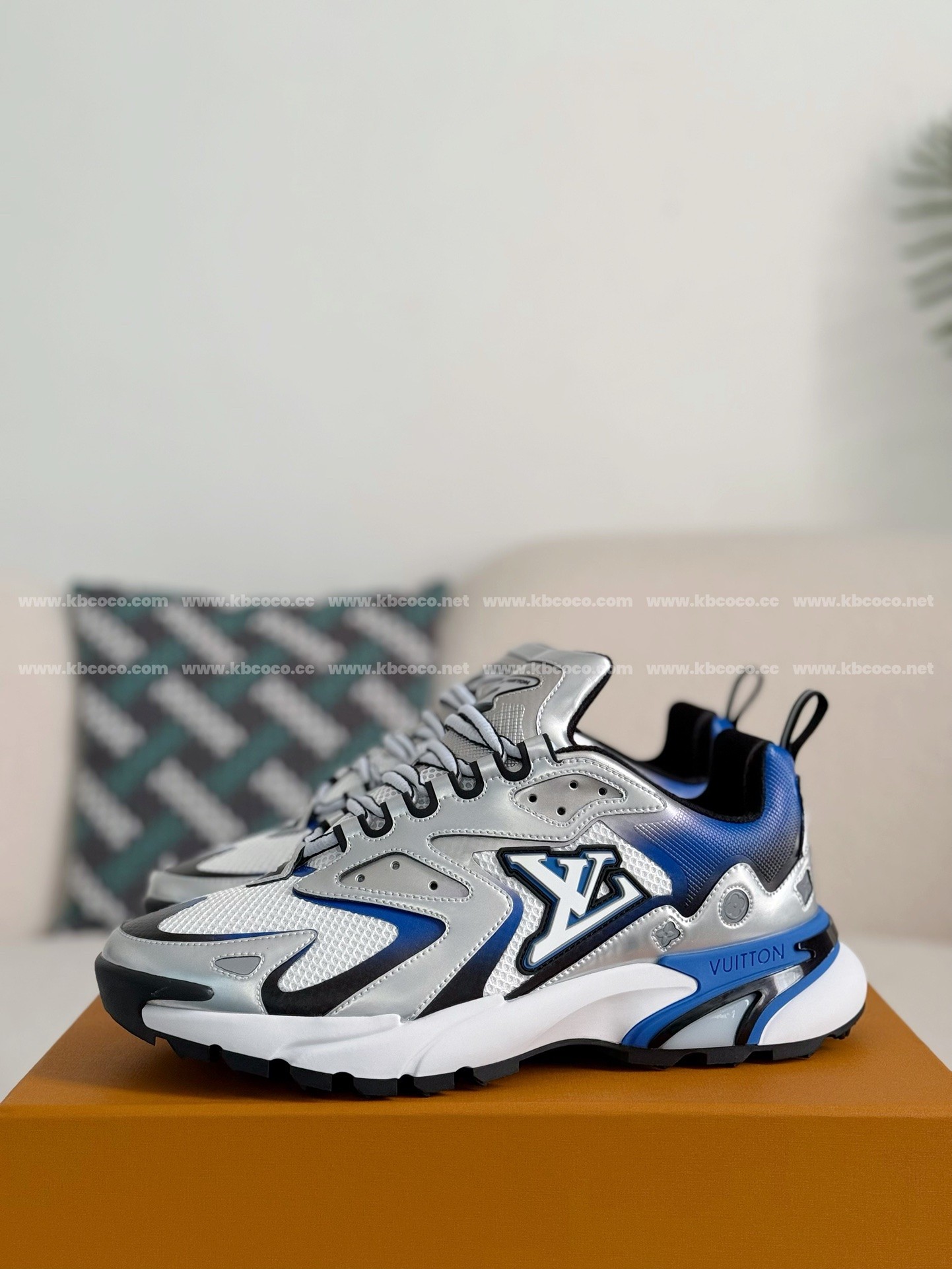 【#4188】 LOUIS VUITTON RUNNER SNEAKERS