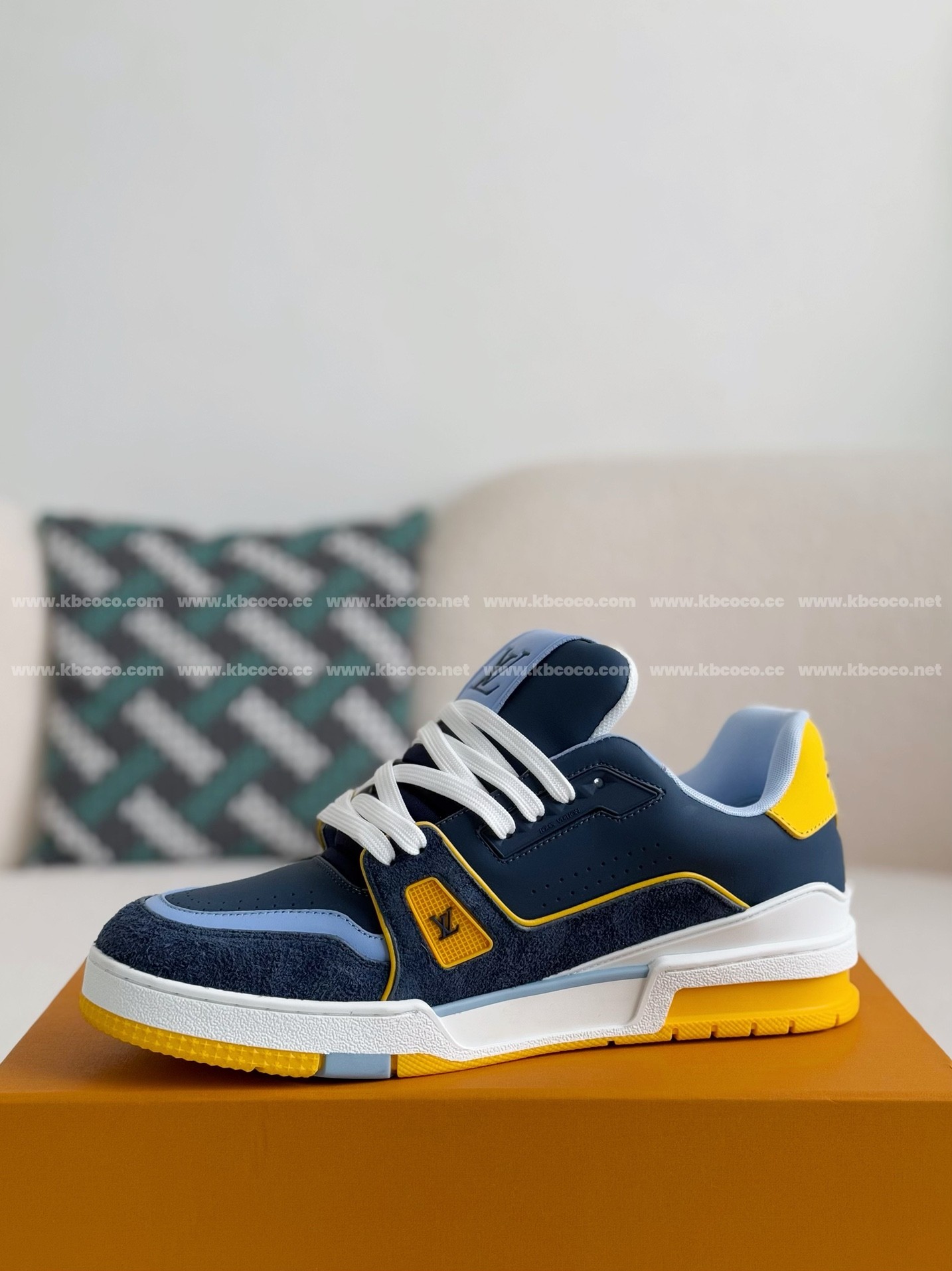 【#3992】 LOUIS VUITTON TRAINER SNEAKERS