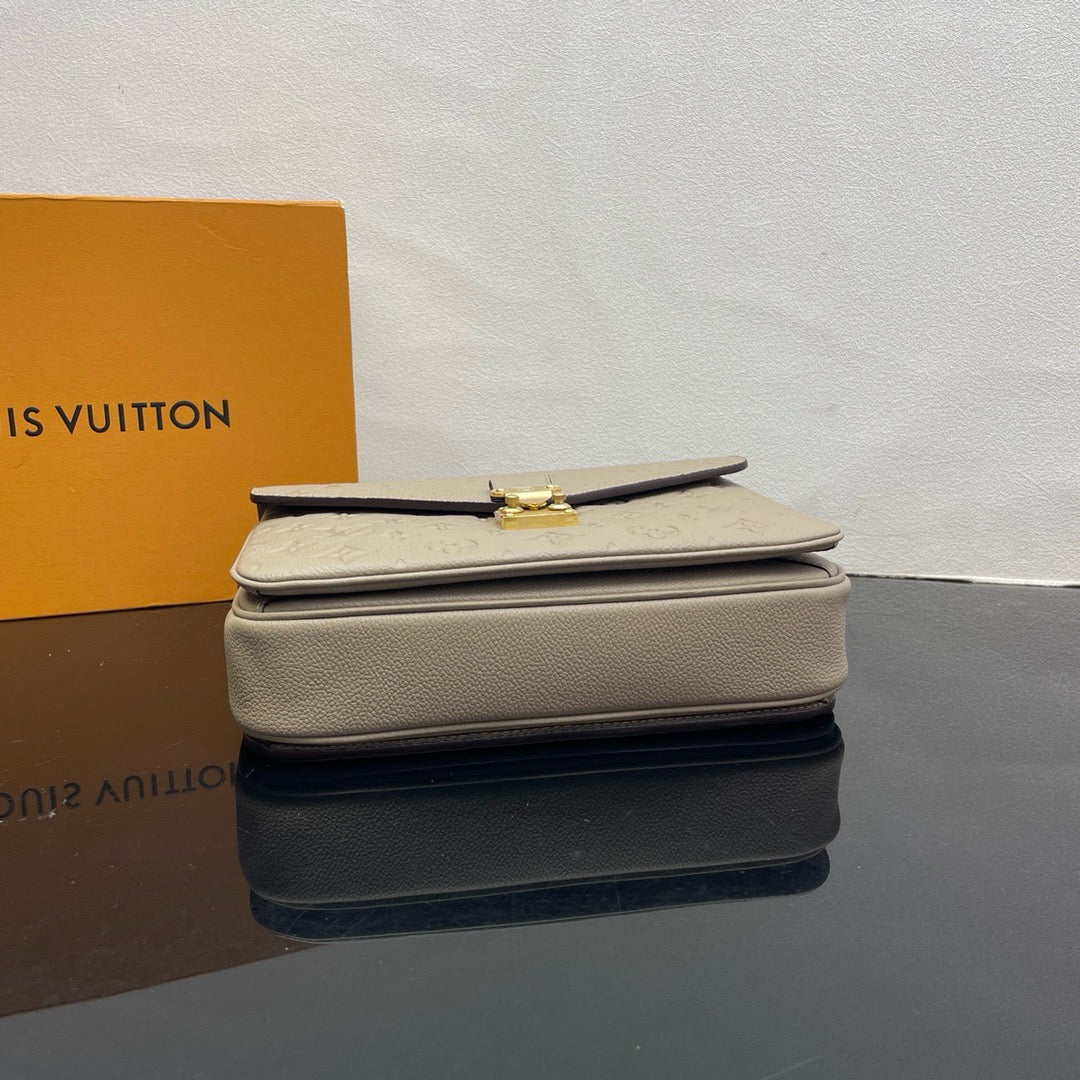 LOUIS VUITTON Pochette Metis Postman bag/top quality M47142