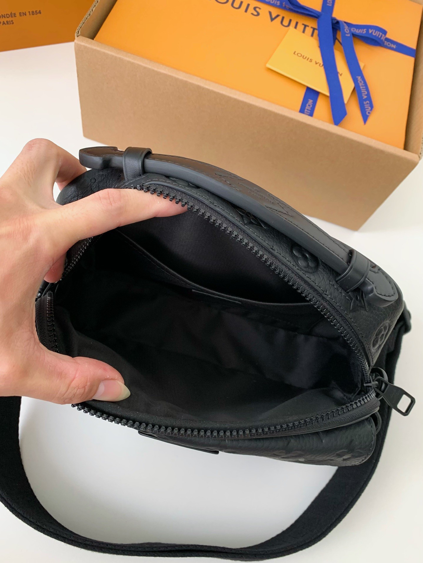 Louis Vuitton S Lock Men's Messengerbag M58489, top quality