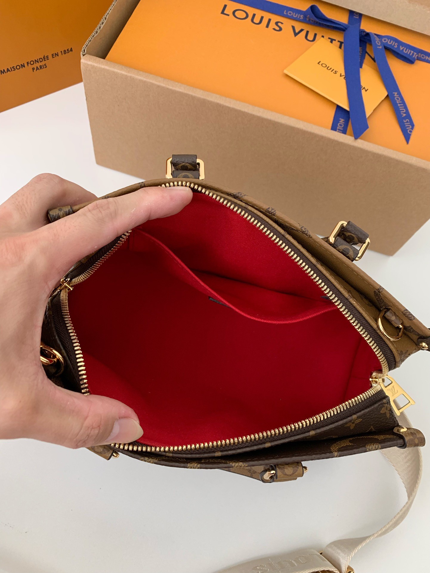 Louis Vuitton's Seasonal New ONTHEGO Horizontal Handbag M46653 Top Quality