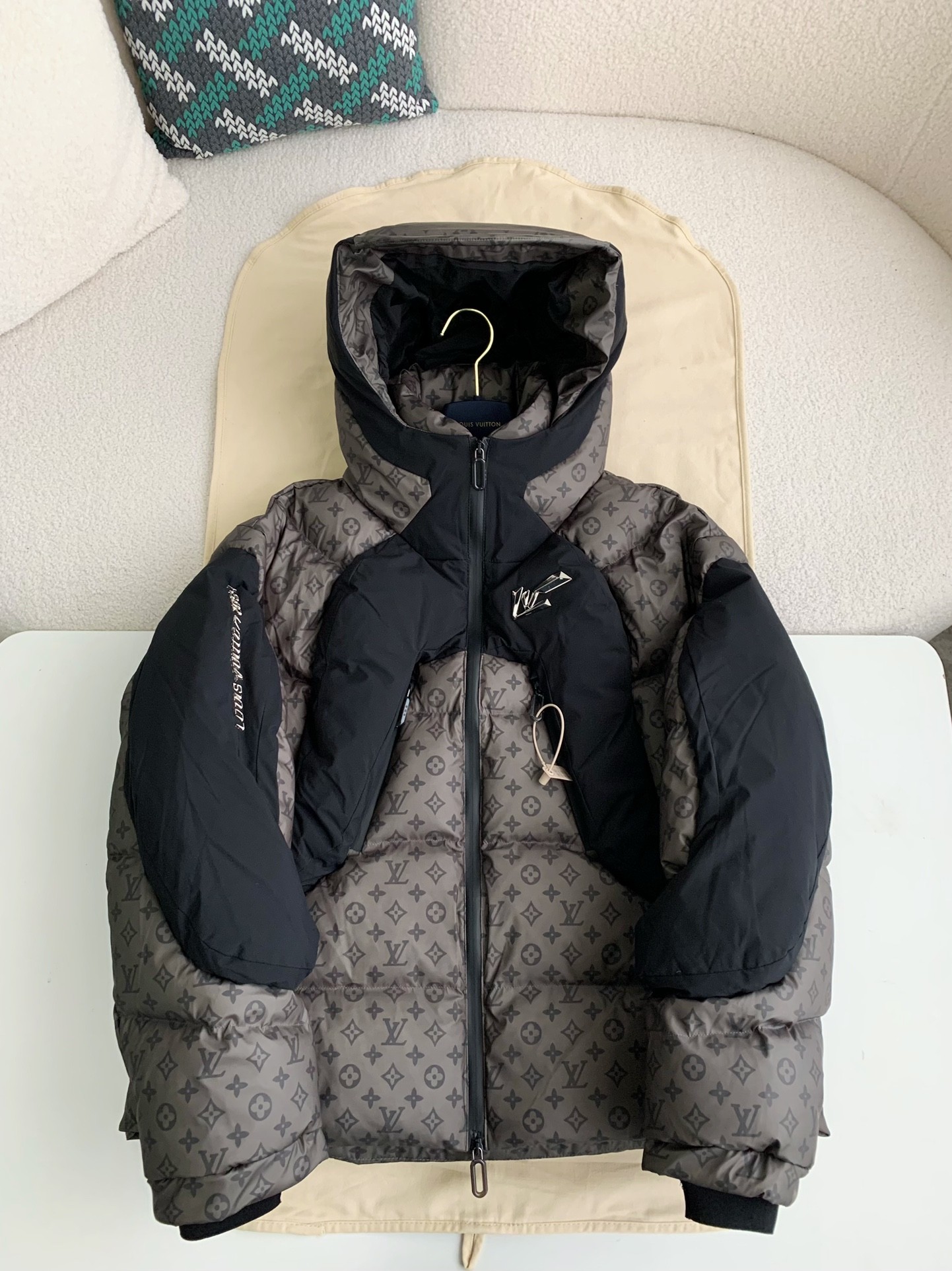 Louis Vuitton 24s warm color changingfabric men's down jacket