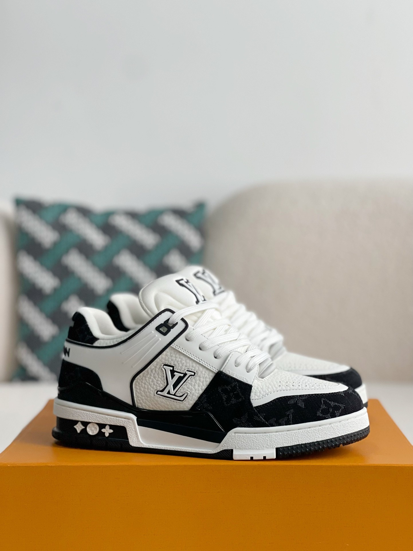 LOUIS VUITTON SNEAKERS