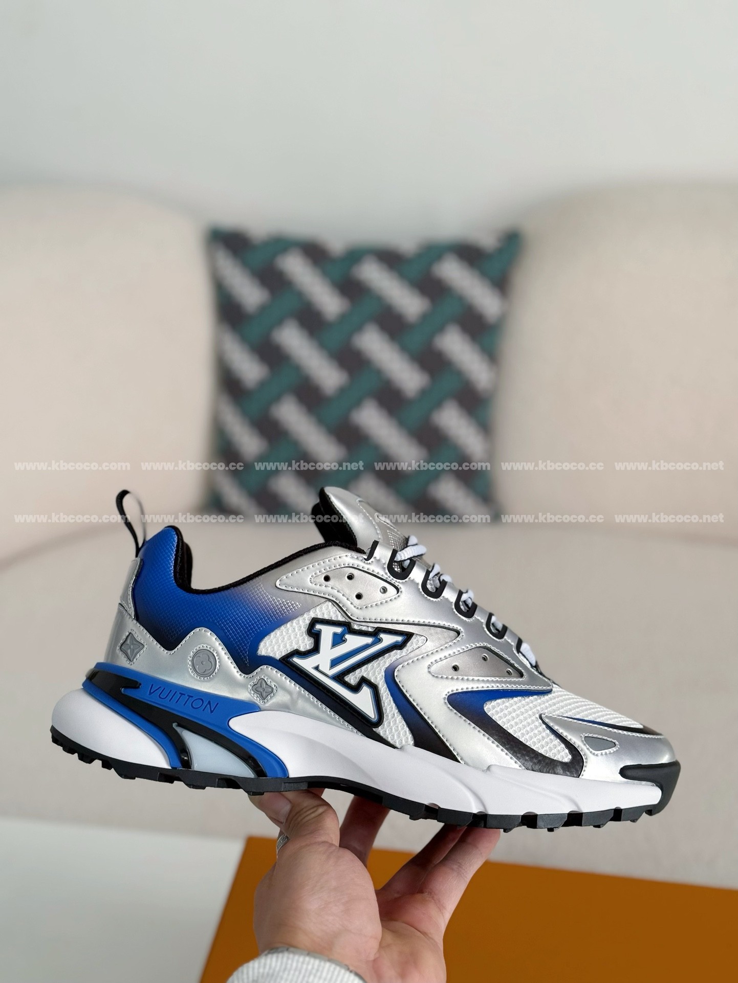 【#4188】 LOUIS VUITTON RUNNER SNEAKERS