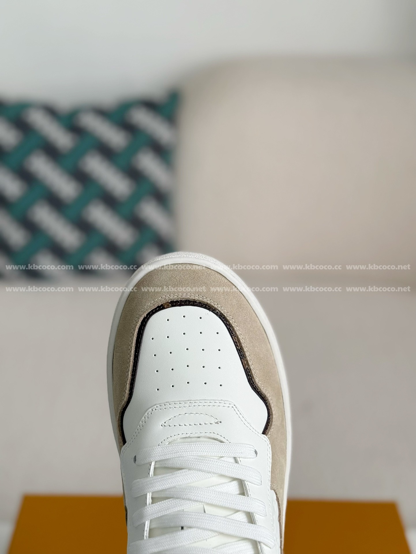 【#4303】 Louis Vuitton Leather dark concave printed board shoes