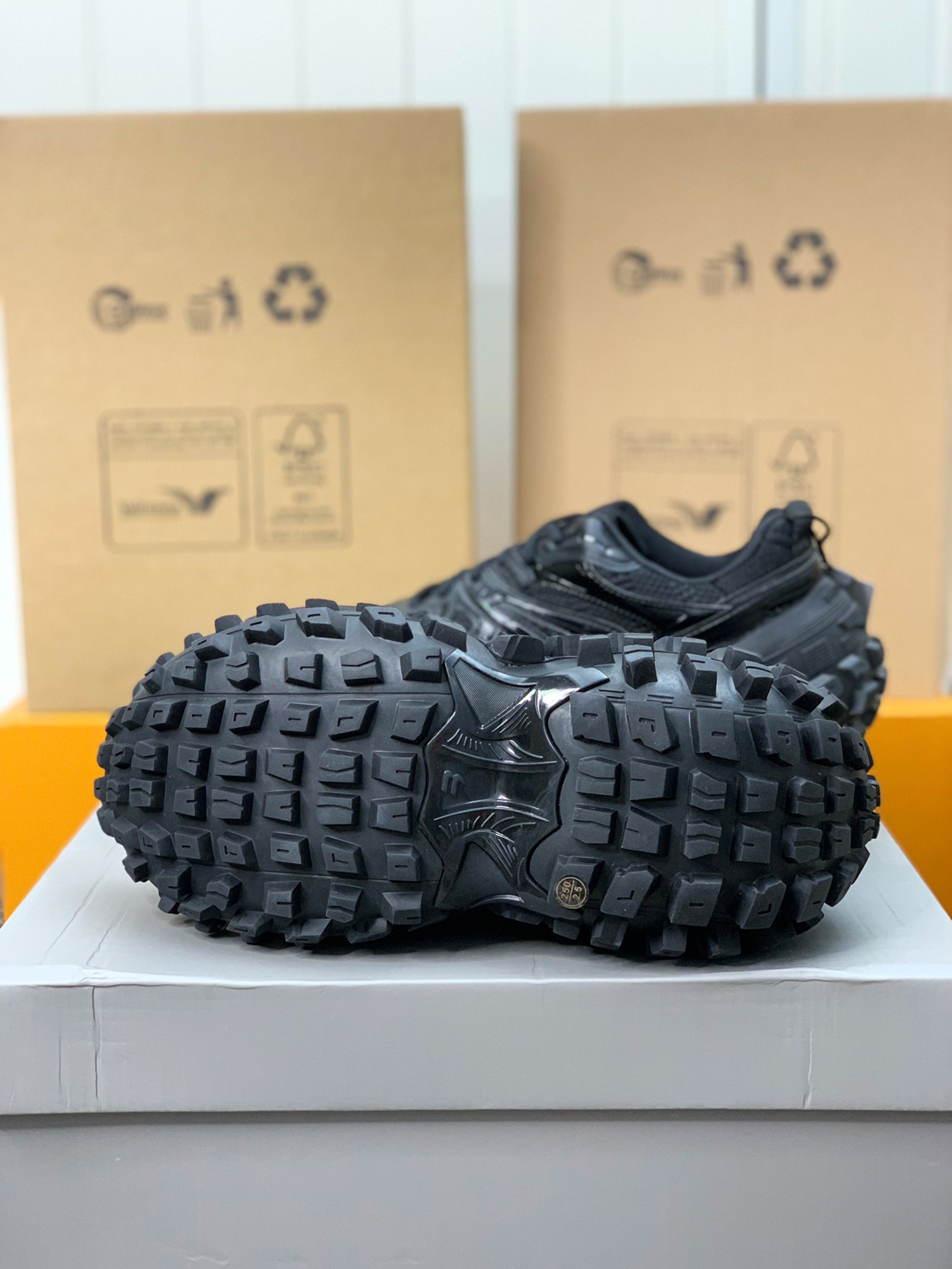 Balenciaga Bouncer Screw Sneakers