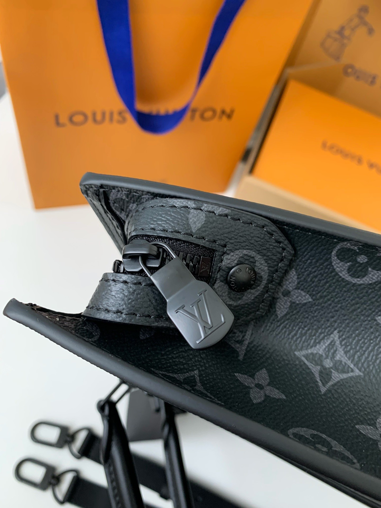 Louis Vuitton's new Sac Plat HorizontalZippé men's black flower briefcase M45165