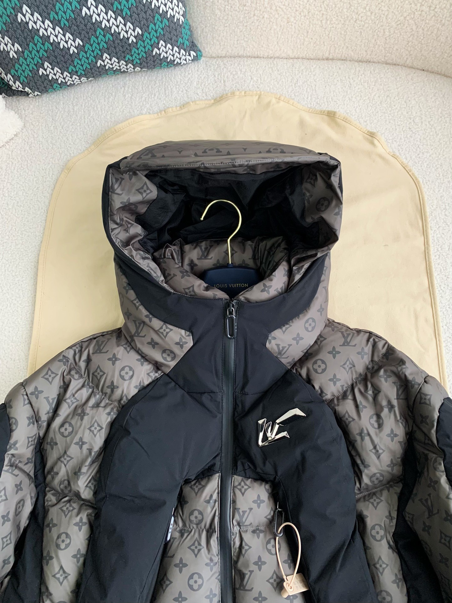Louis Vuitton 24s warm color changingfabric men's down jacket