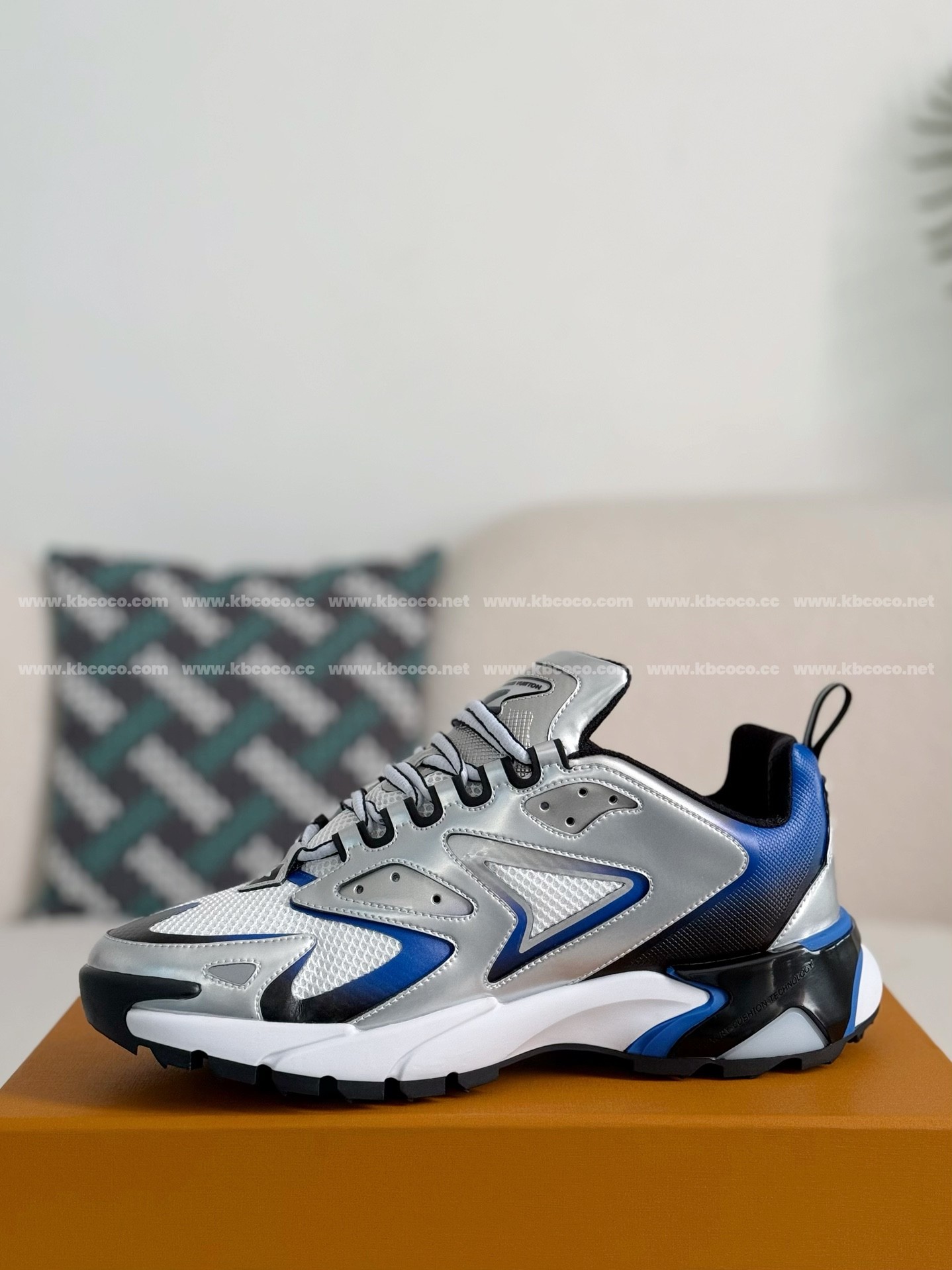 【#4188】 LOUIS VUITTON RUNNER SNEAKERS