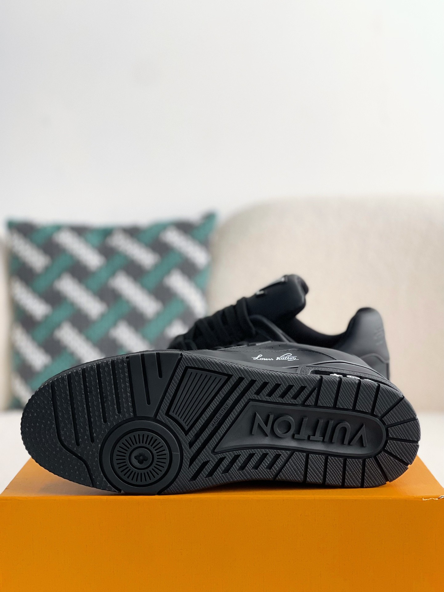 LOUIS VUITTON SNEAKERS