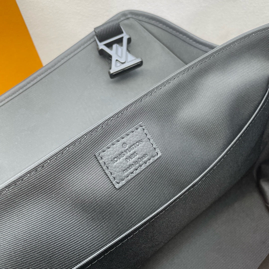 LOUIS VUITTON Messenger Voyager PM Crossbody bag/top quality M25121