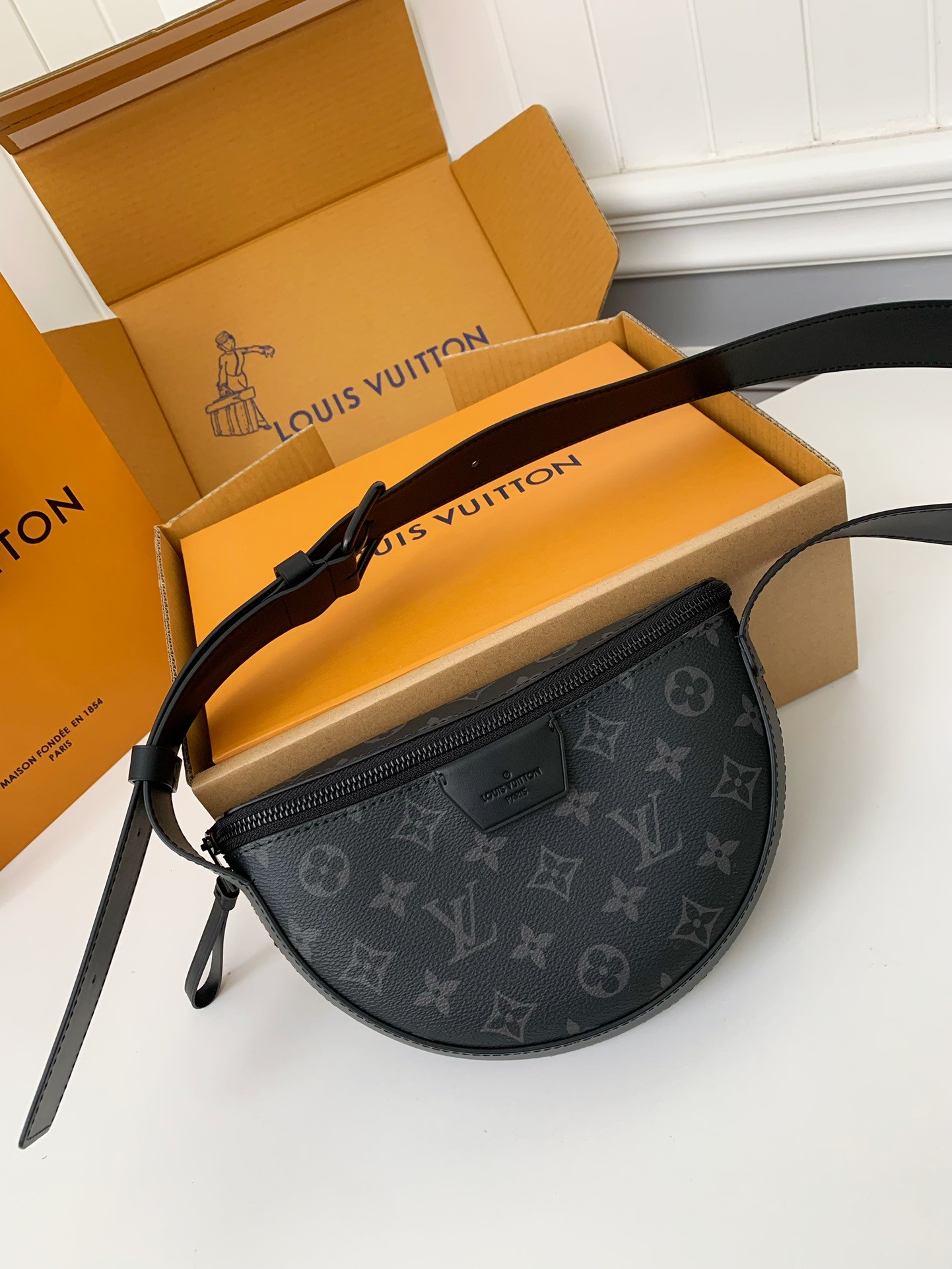 Louis Vuitton Autumn/Winter New LVMOON CROSSBODY Handbag M23835 Top Quality