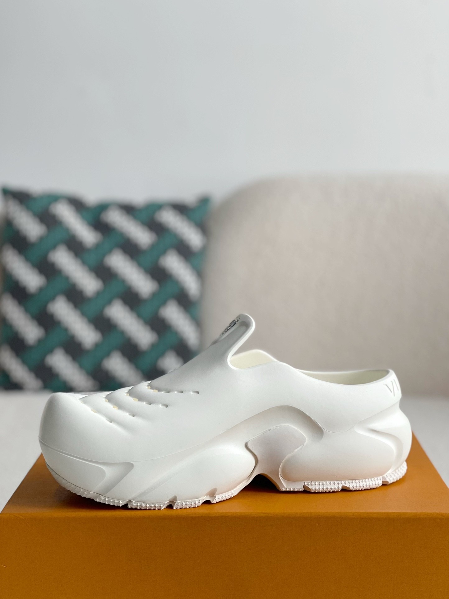 LOUIS VUITTON Shark slippers, thicksol