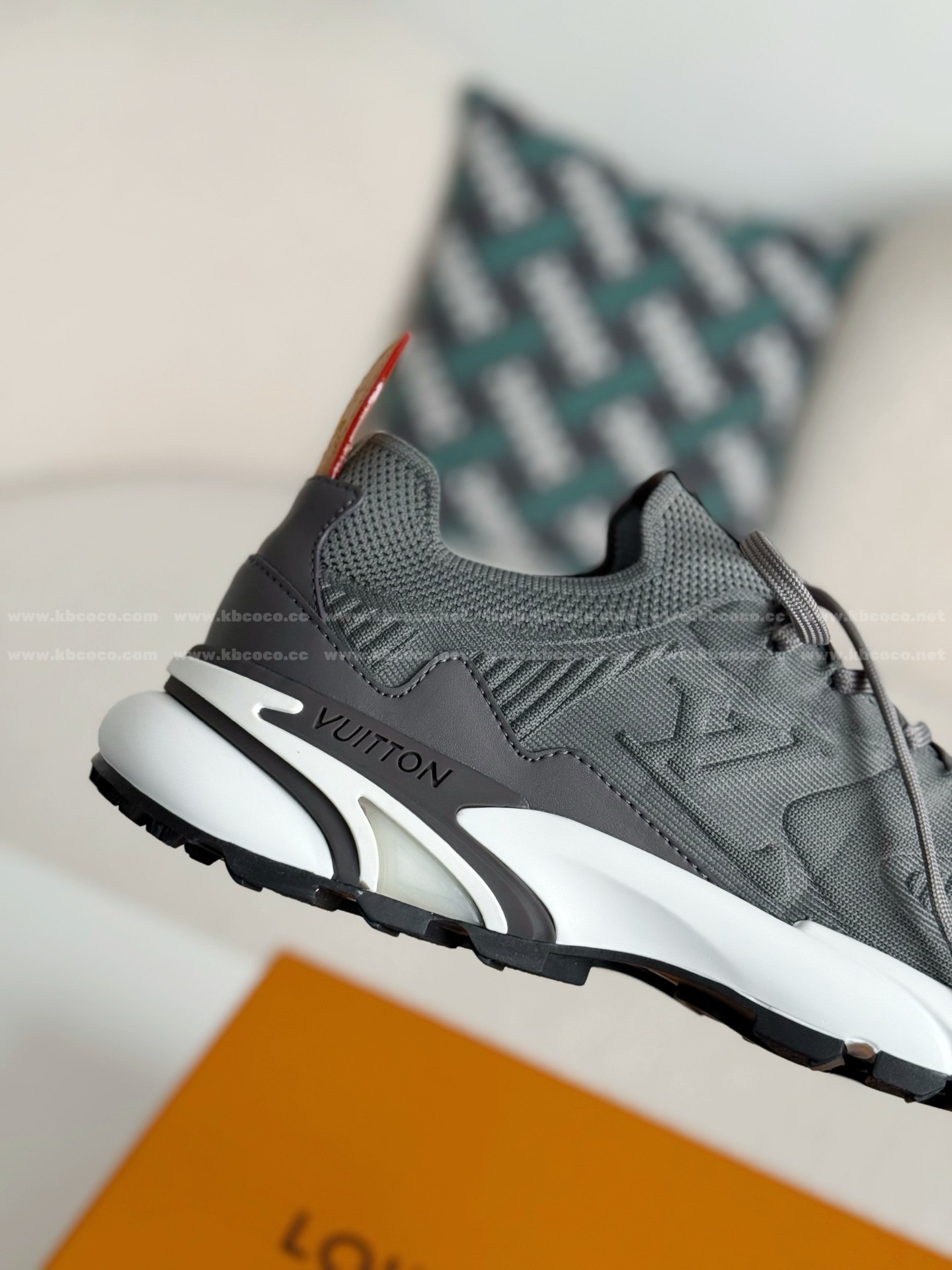 【#5980】LOUIS VUITTON RUNNER TATIC SNEAKERS