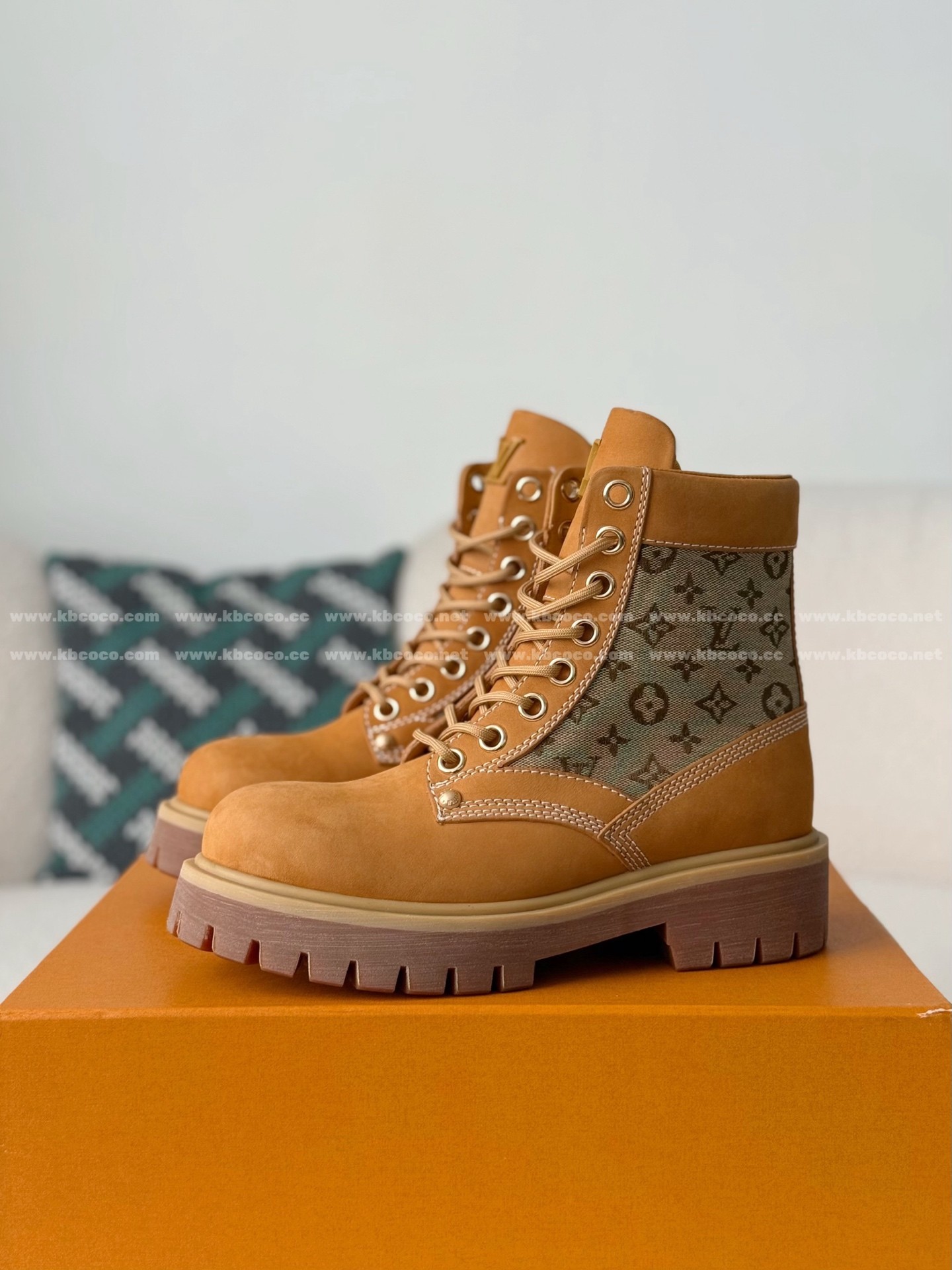 【#6169】 LOUIS VUITTON RANGER LEATHER ANKLE BOOTS