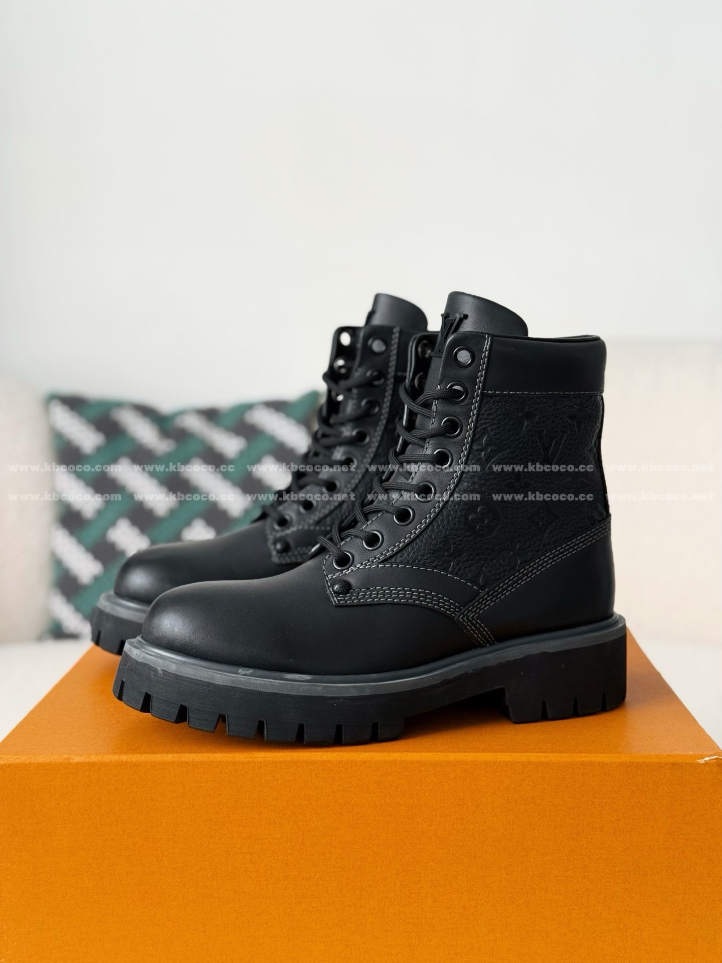 【#6166】LOUIS VUITTON RANGER LEATHER ANKLE BOOTS