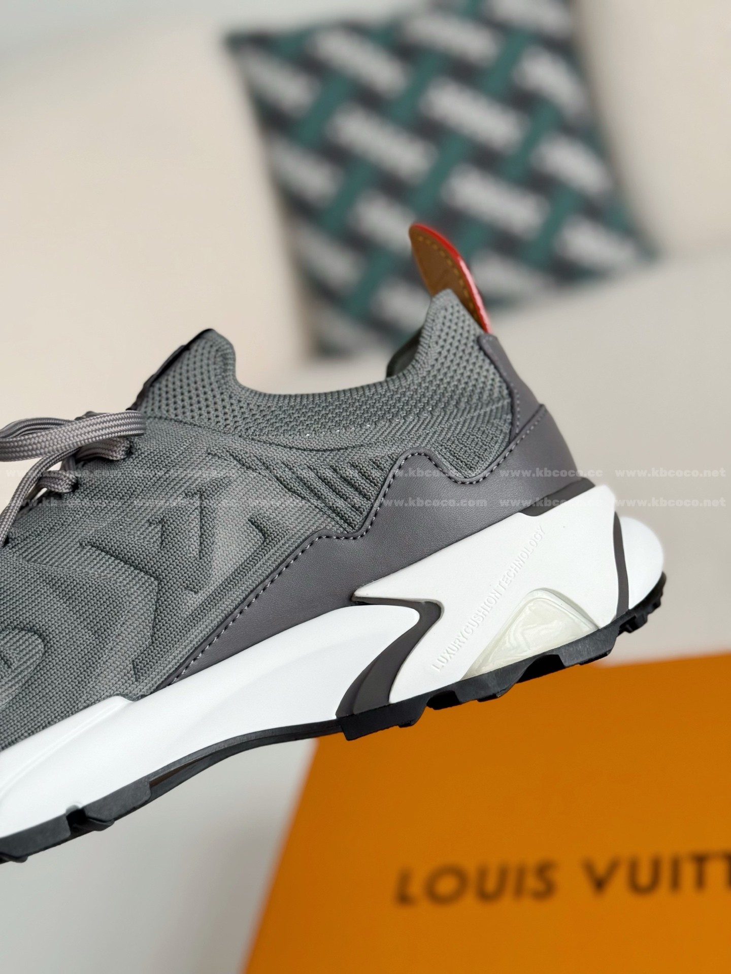 【#5980】LOUIS VUITTON RUNNER TATIC SNEAKERS