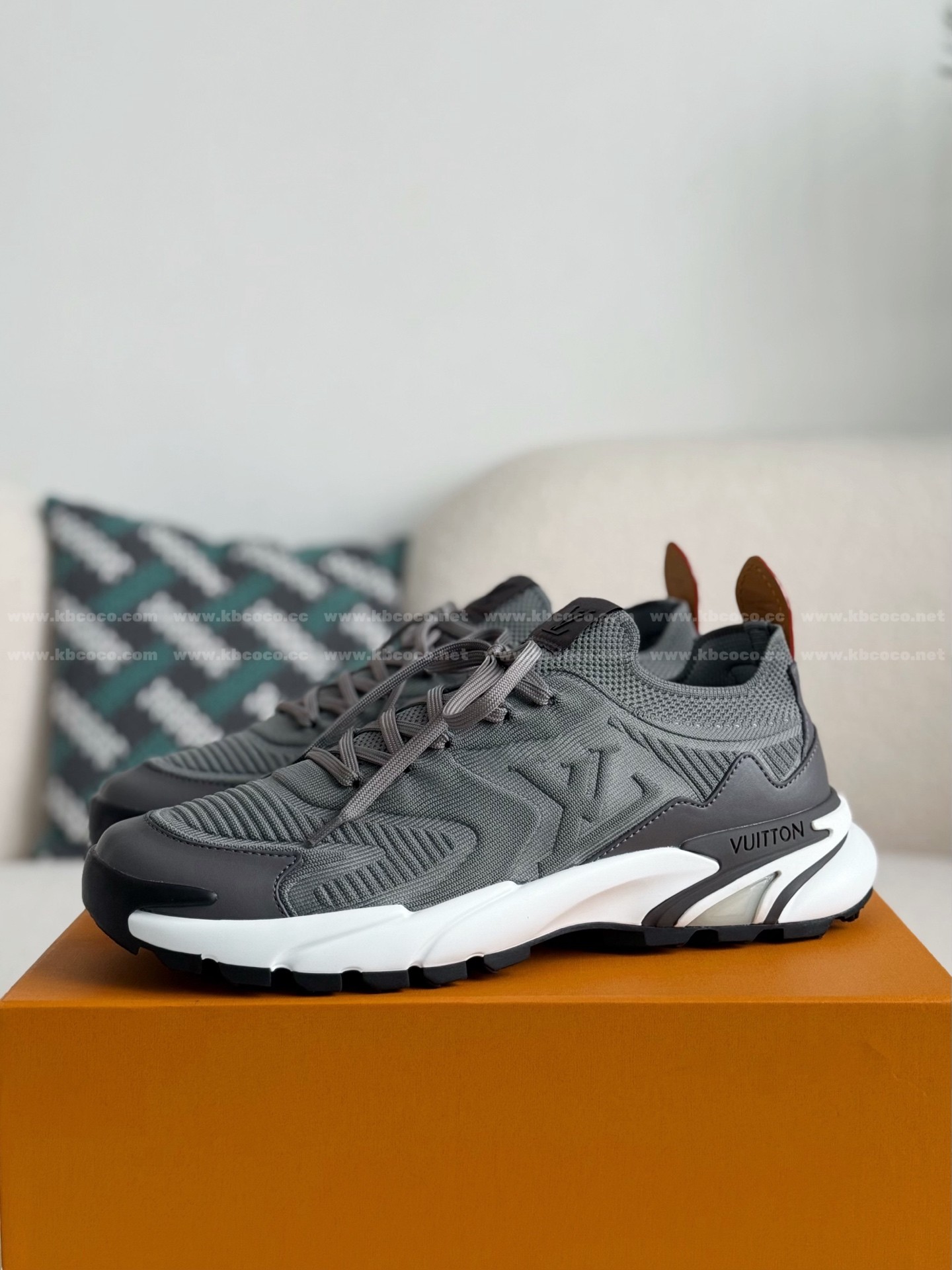 【#5980】LOUIS VUITTON RUNNER TATIC SNEAKERS