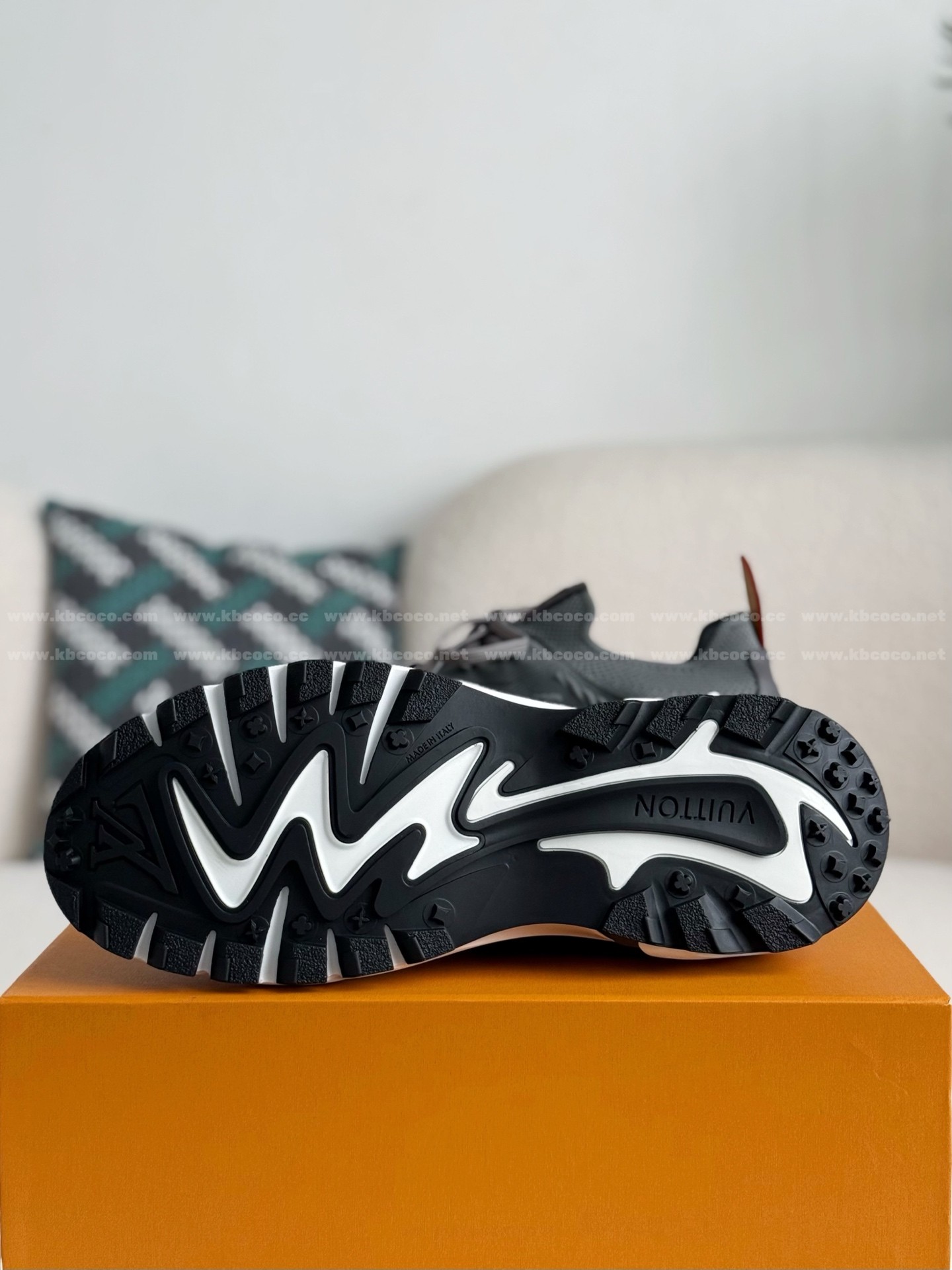 【#5980】LOUIS VUITTON RUNNER TATIC SNEAKERS