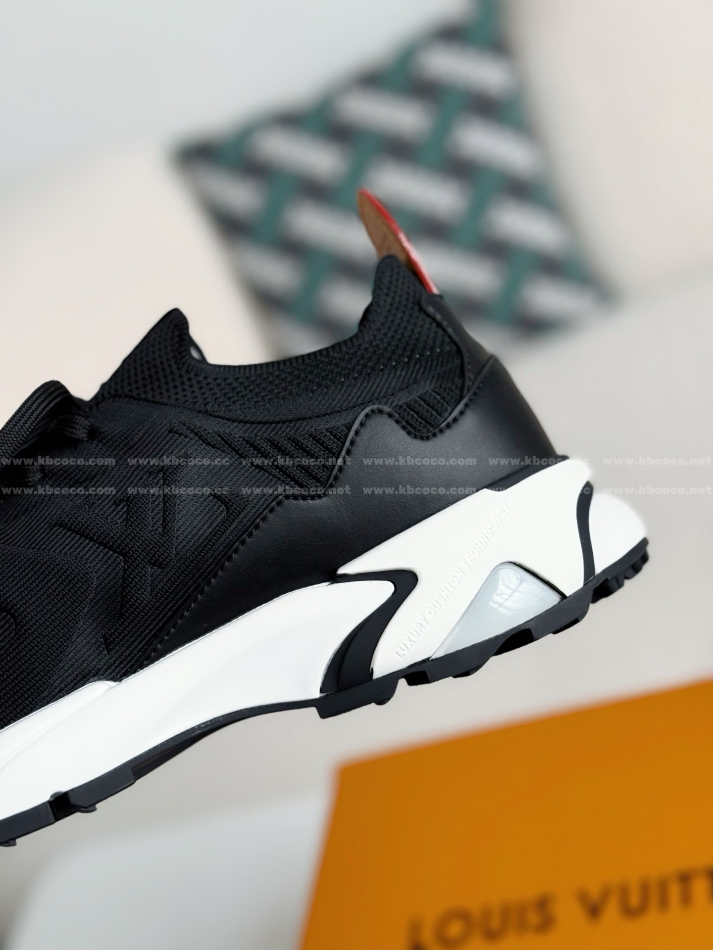【#5967】 LOUIS VUITTON RUNNER TATIC SNEAKERS