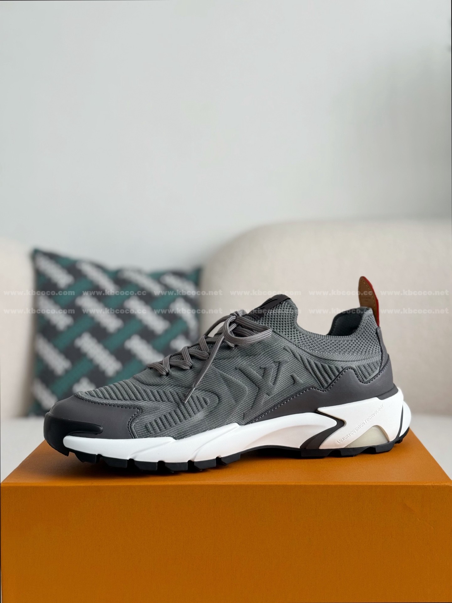 【#5980】LOUIS VUITTON RUNNER TATIC SNEAKERS