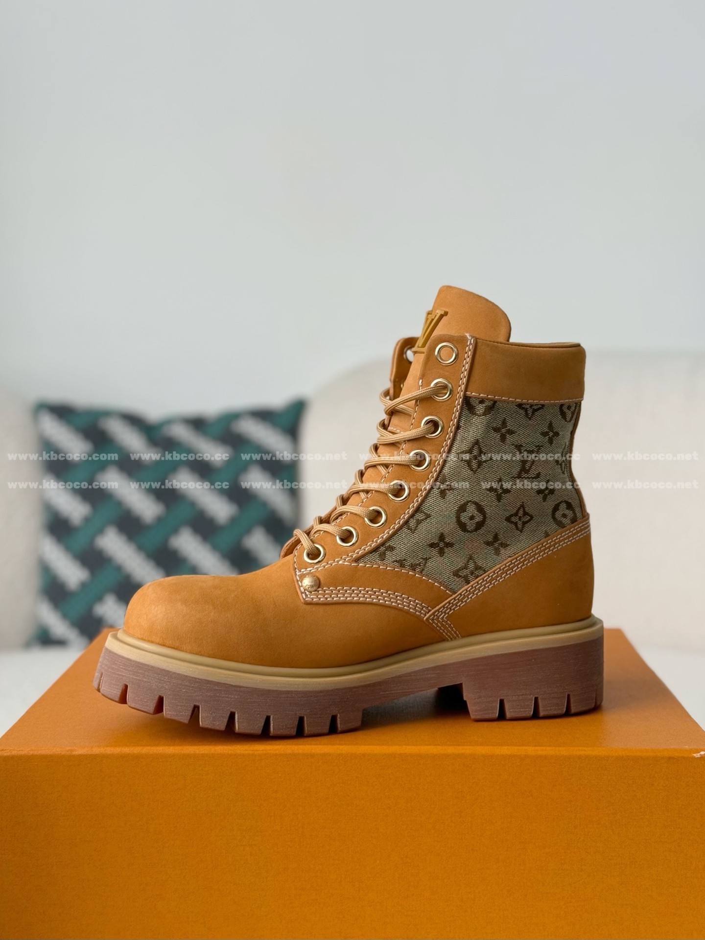 【#6169】 LOUIS VUITTON RANGER LEATHER ANKLE BOOTS