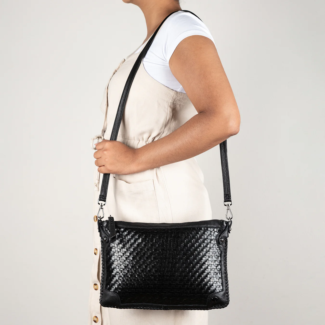 Onalo : Ladies Leather Crossbody Handbag in Black Seneca and Black Cayak