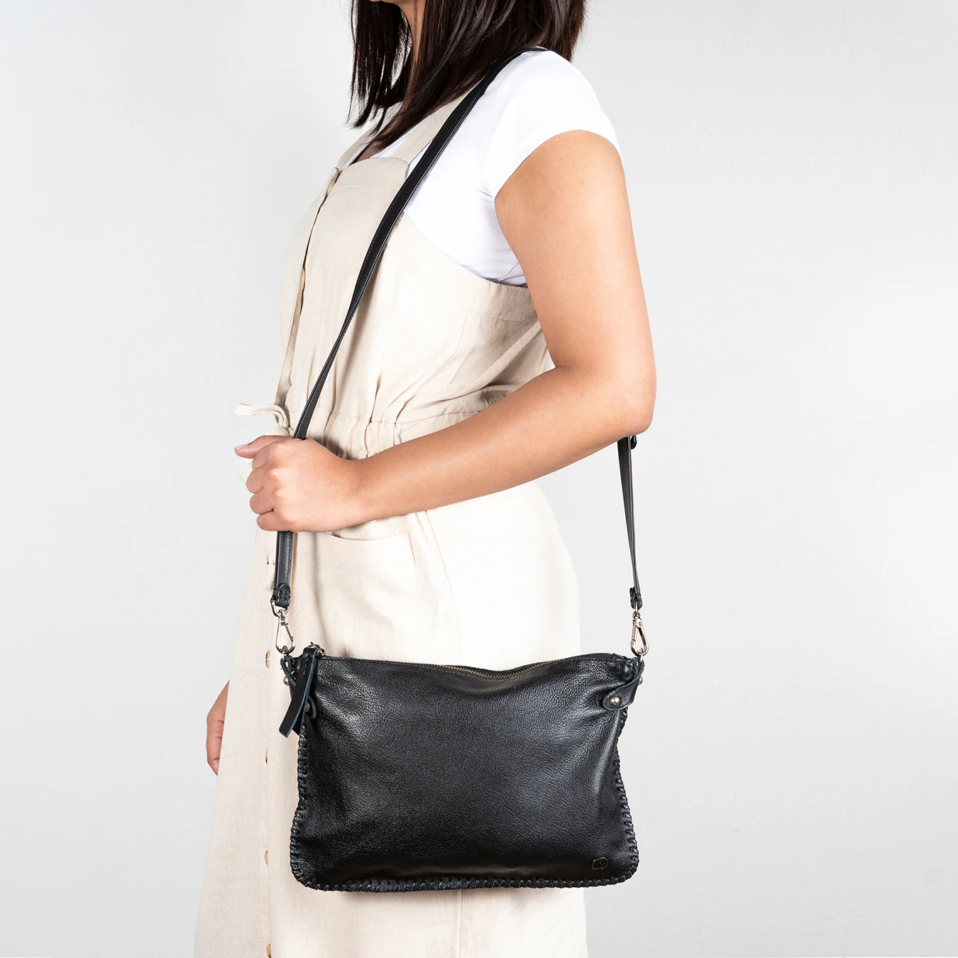 Rantu : Ladies Leather Crossbody Handbag in Black Cayak