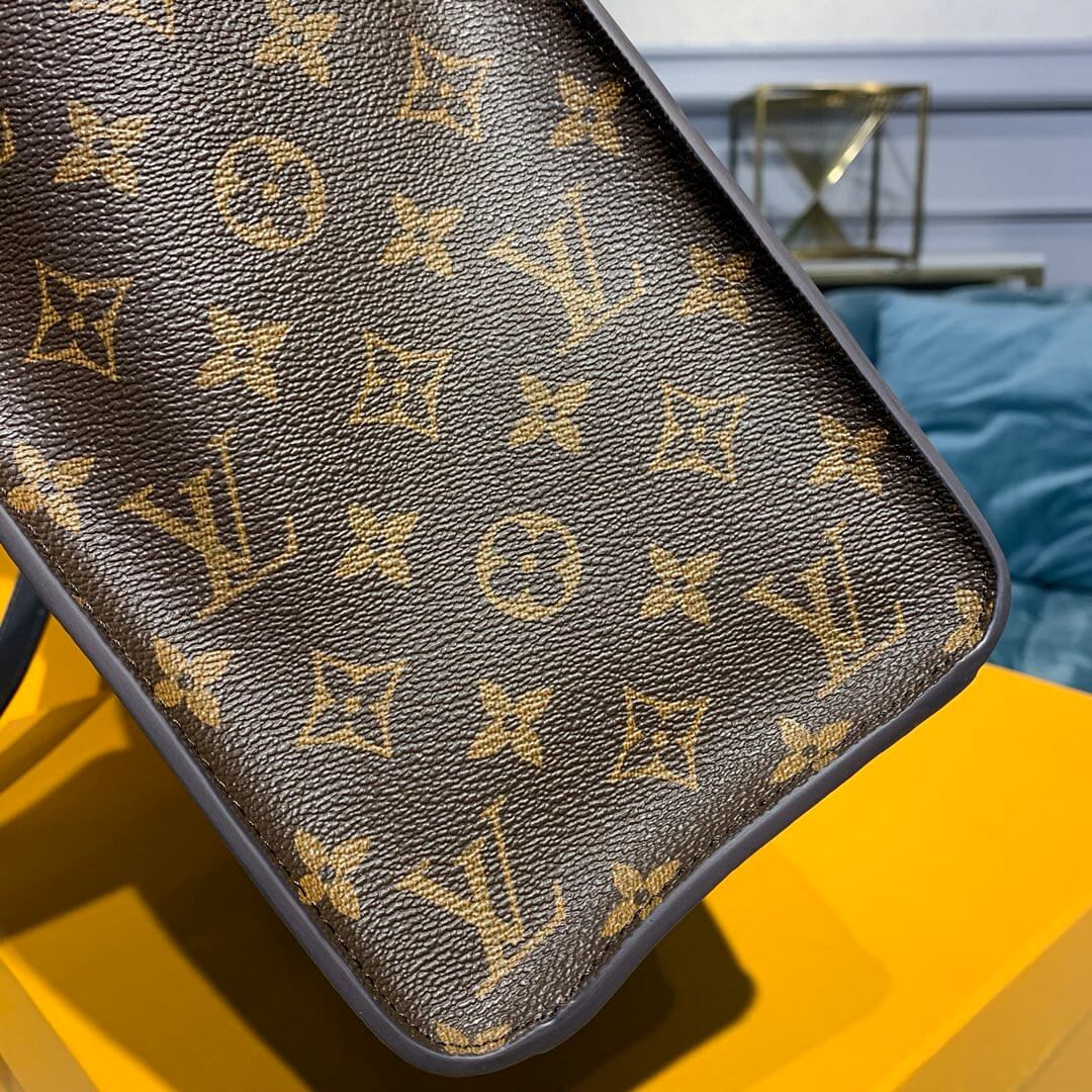 Louis Vuitton On My Side M55302
