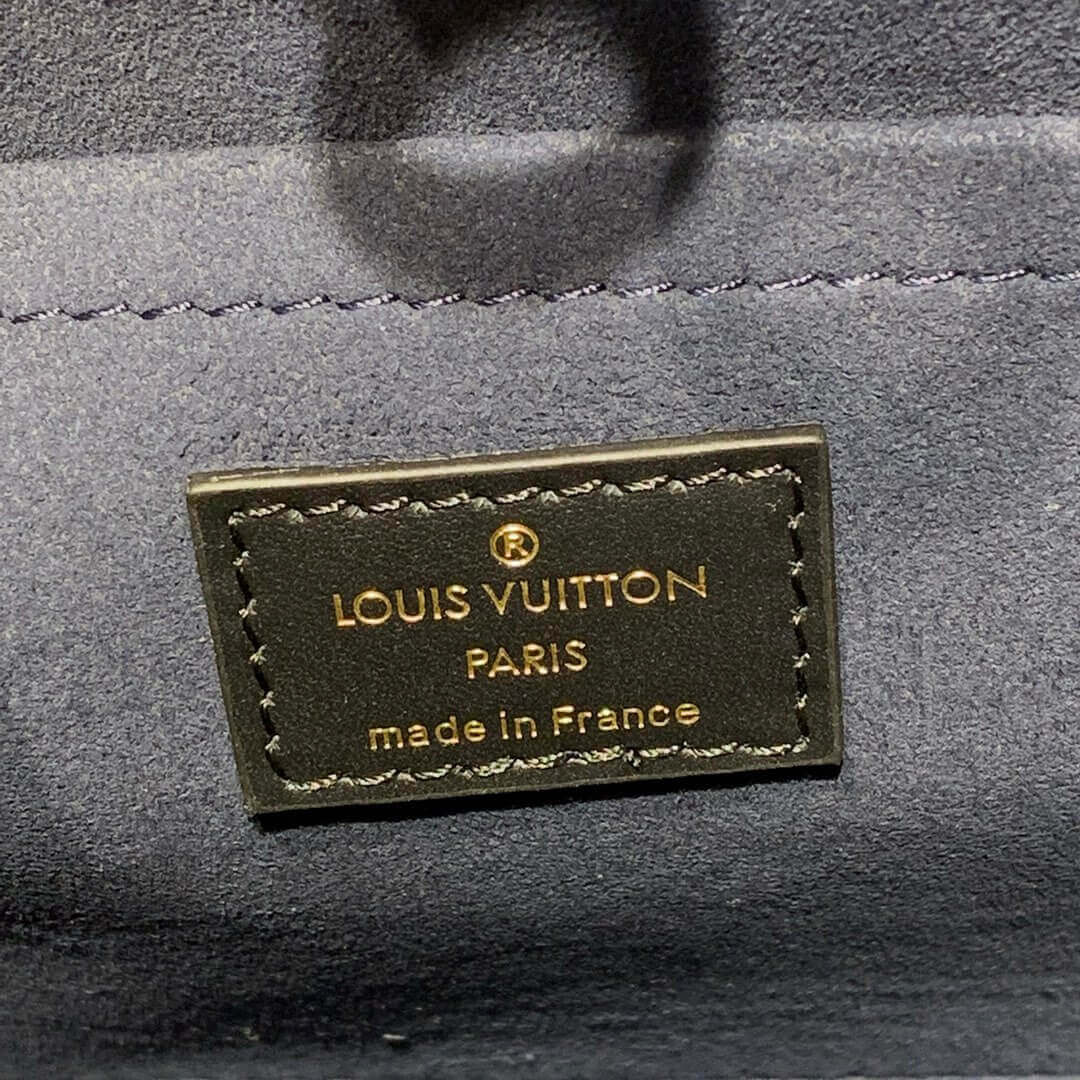 Louis Vuitton On My Side M55933