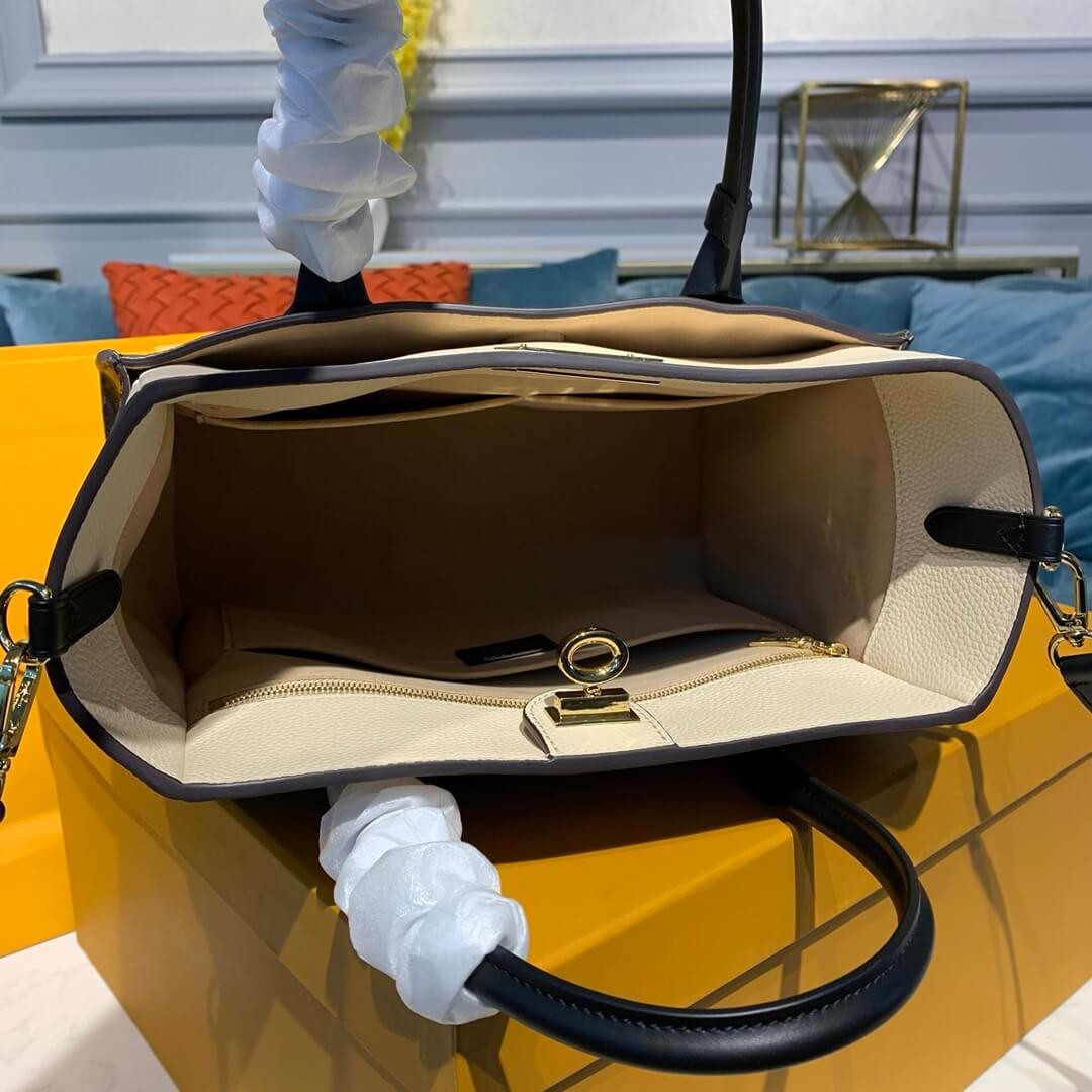 Louis Vuitton On My Side M55302