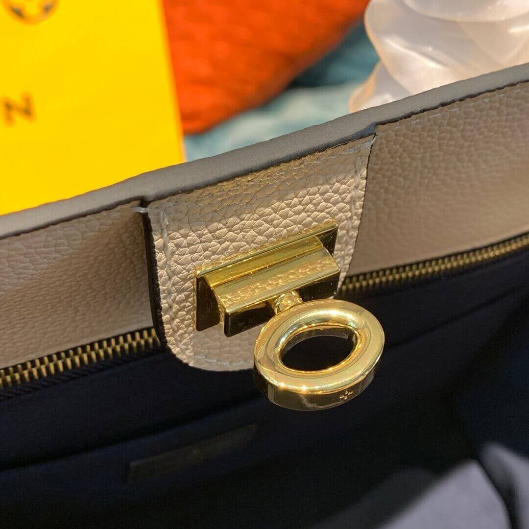 Louis Vuitton On My Side M55933