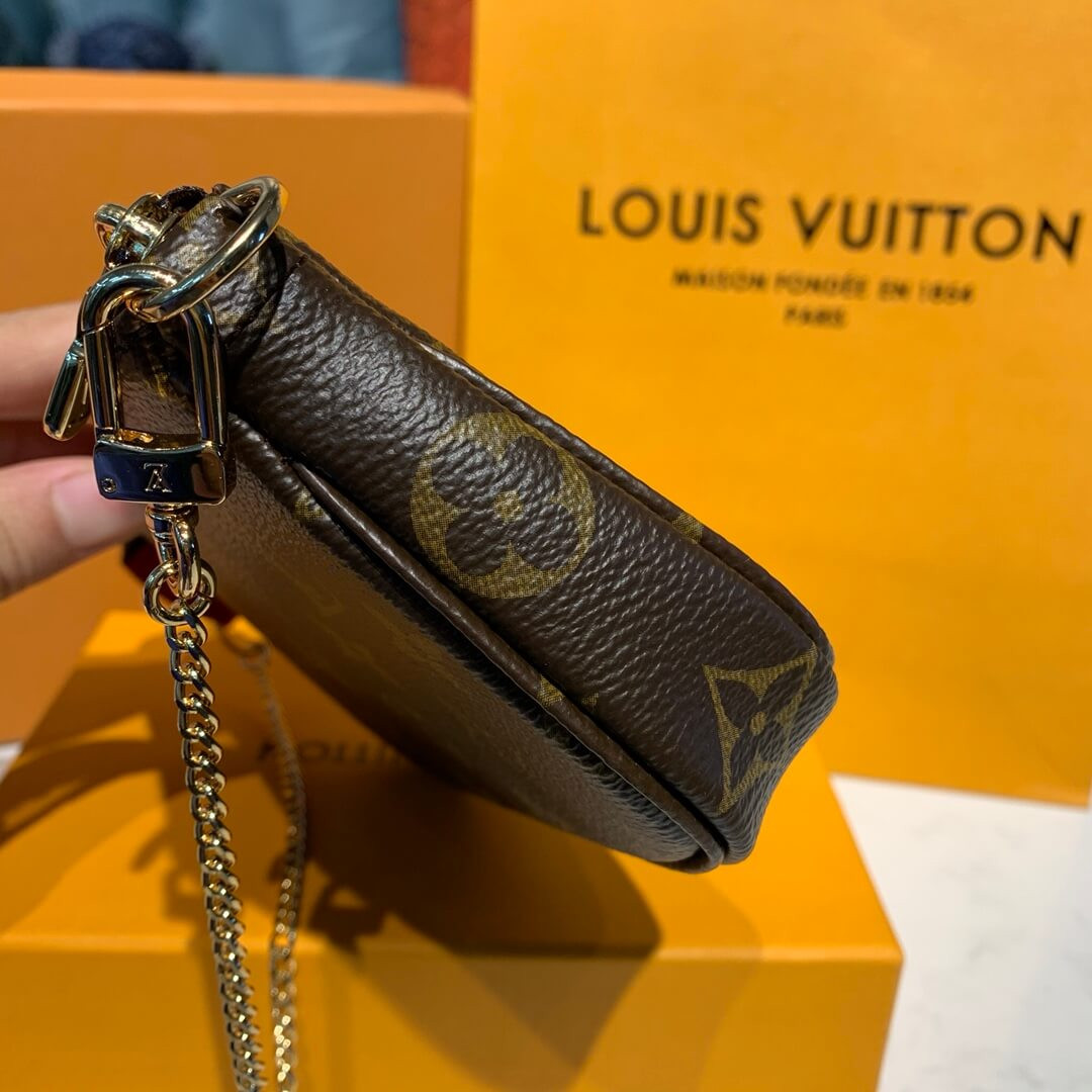 Louis Vuitton Courchevel Mini Pochette Accessoires M68490