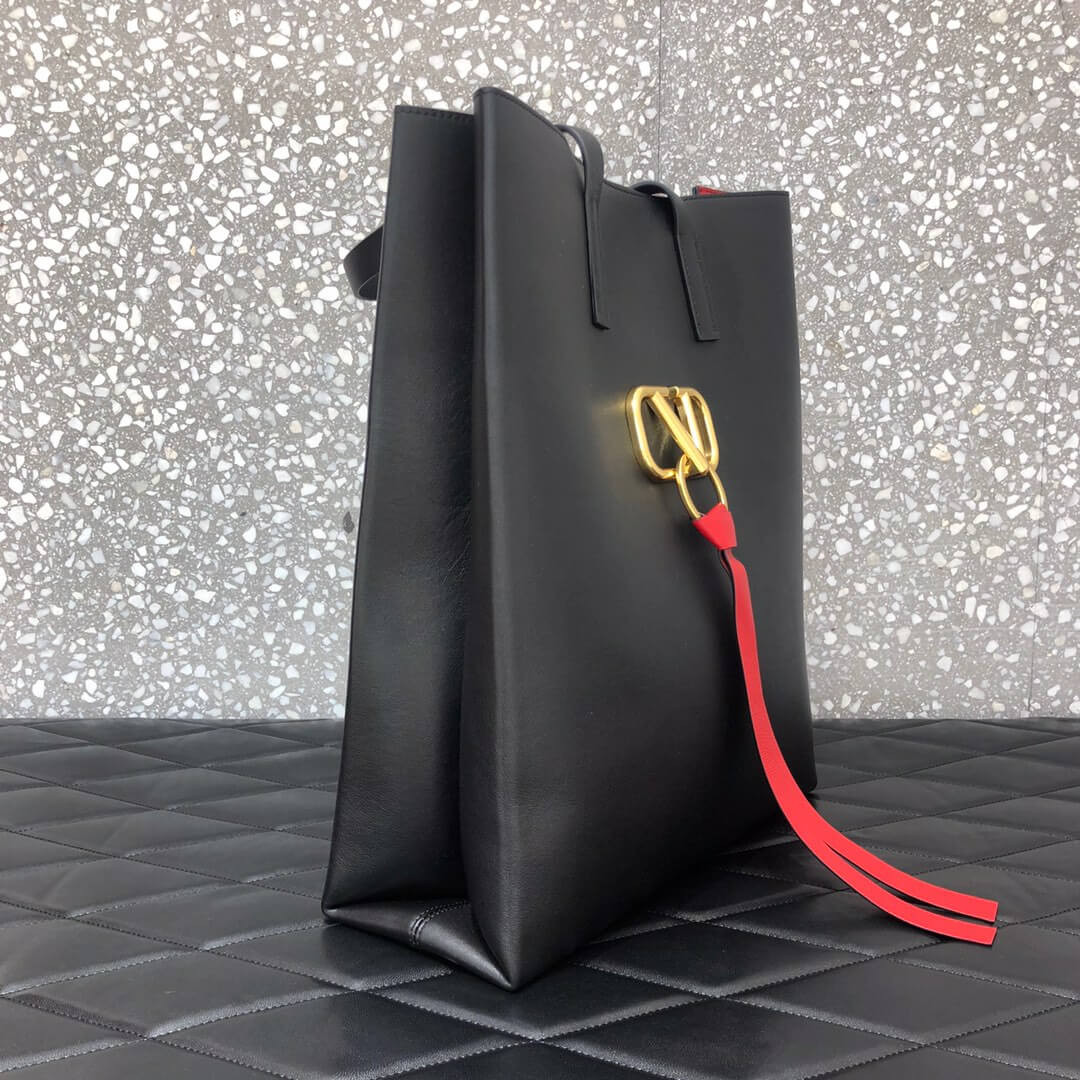 Valentino Garavani Large NS V-Ring Shopper A0073