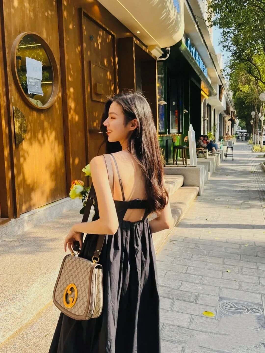 Gucci Blondie Medium Shoulder Bag With Round Interlocking G 699210