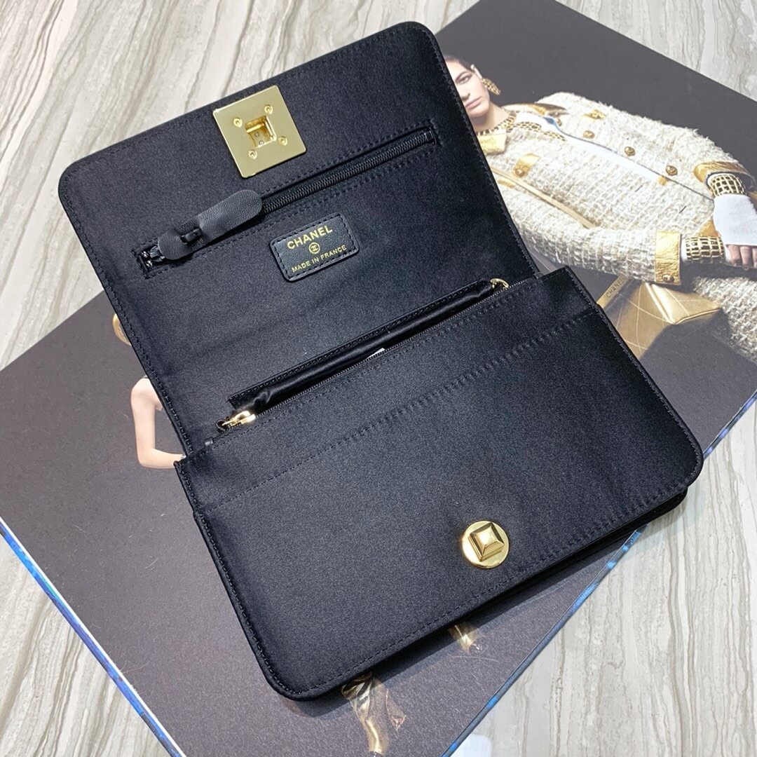 Chanel WOC Chain Flap Bag 86083