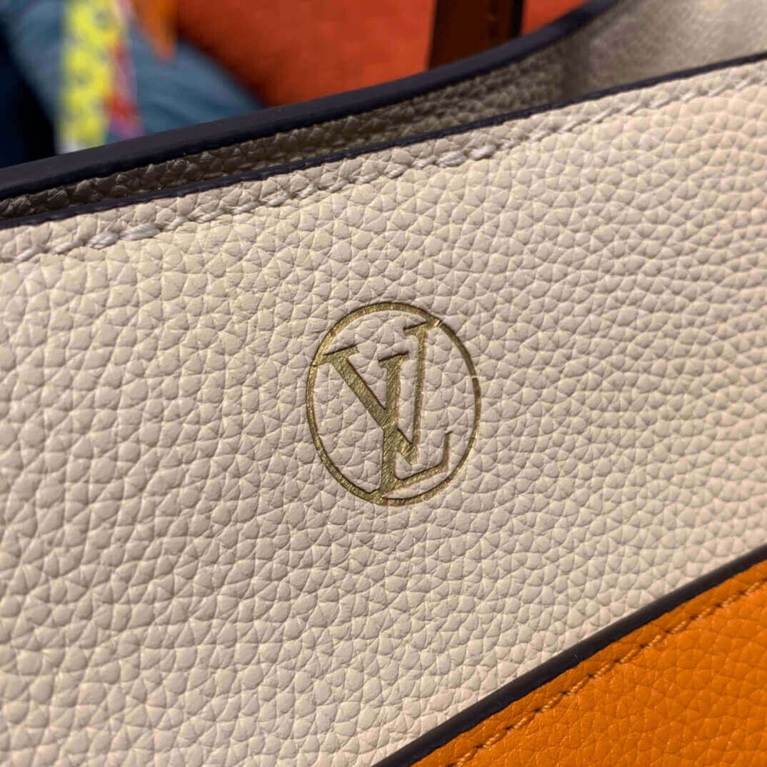 Louis Vuitton On My Side M56077