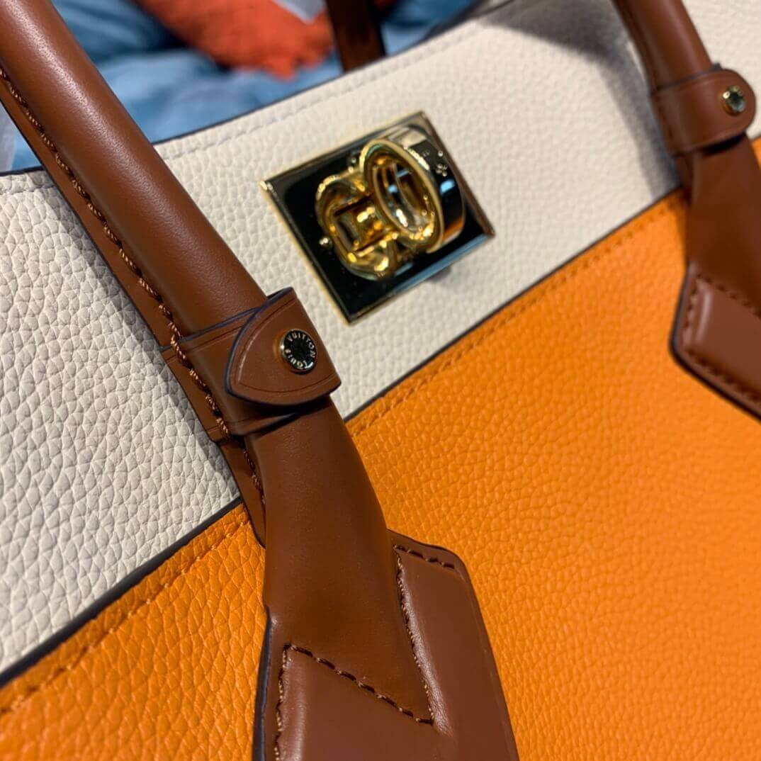 Louis Vuitton On My Side M56077