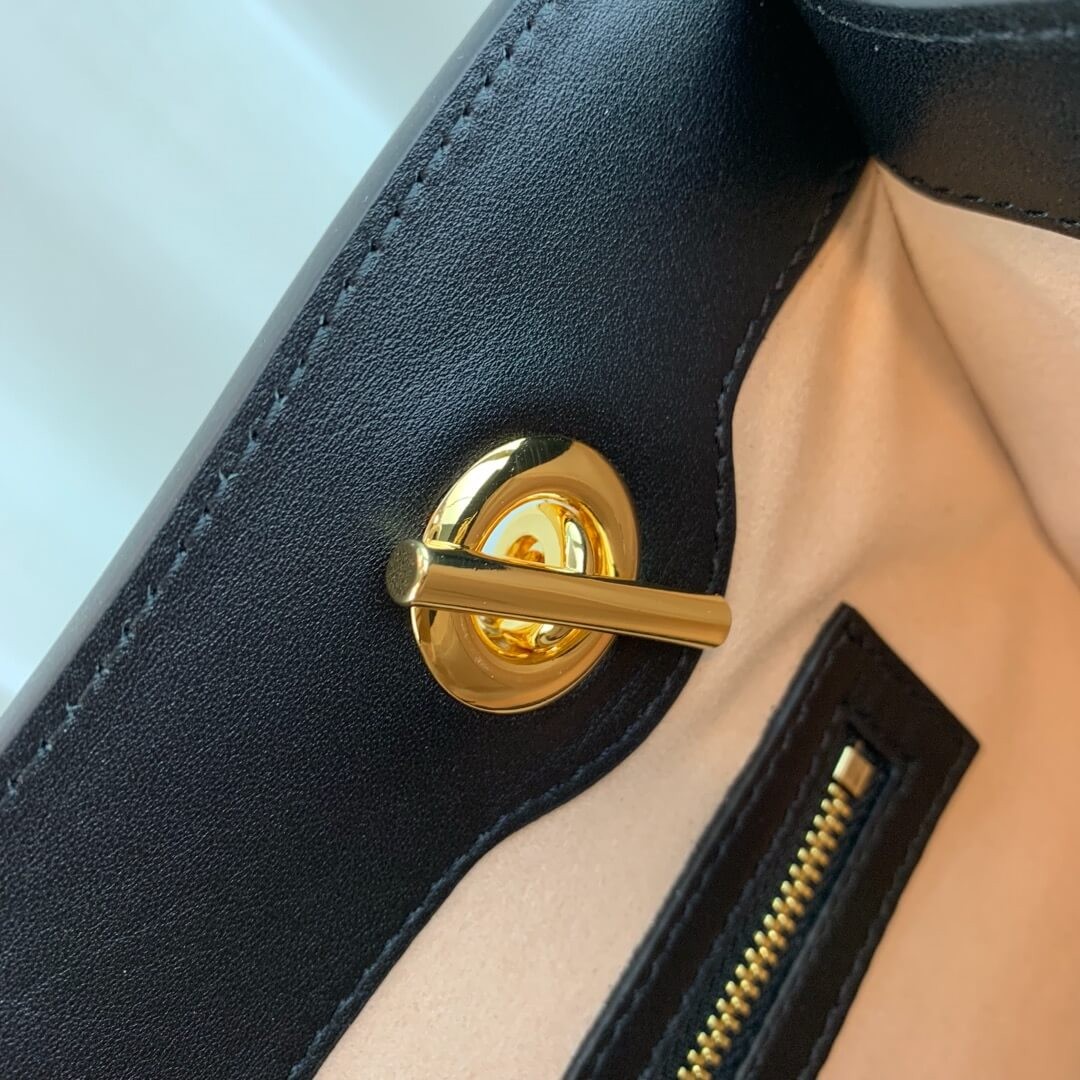 Gucci Padlock Gucci Signature Medium Shoulder Bag 479197