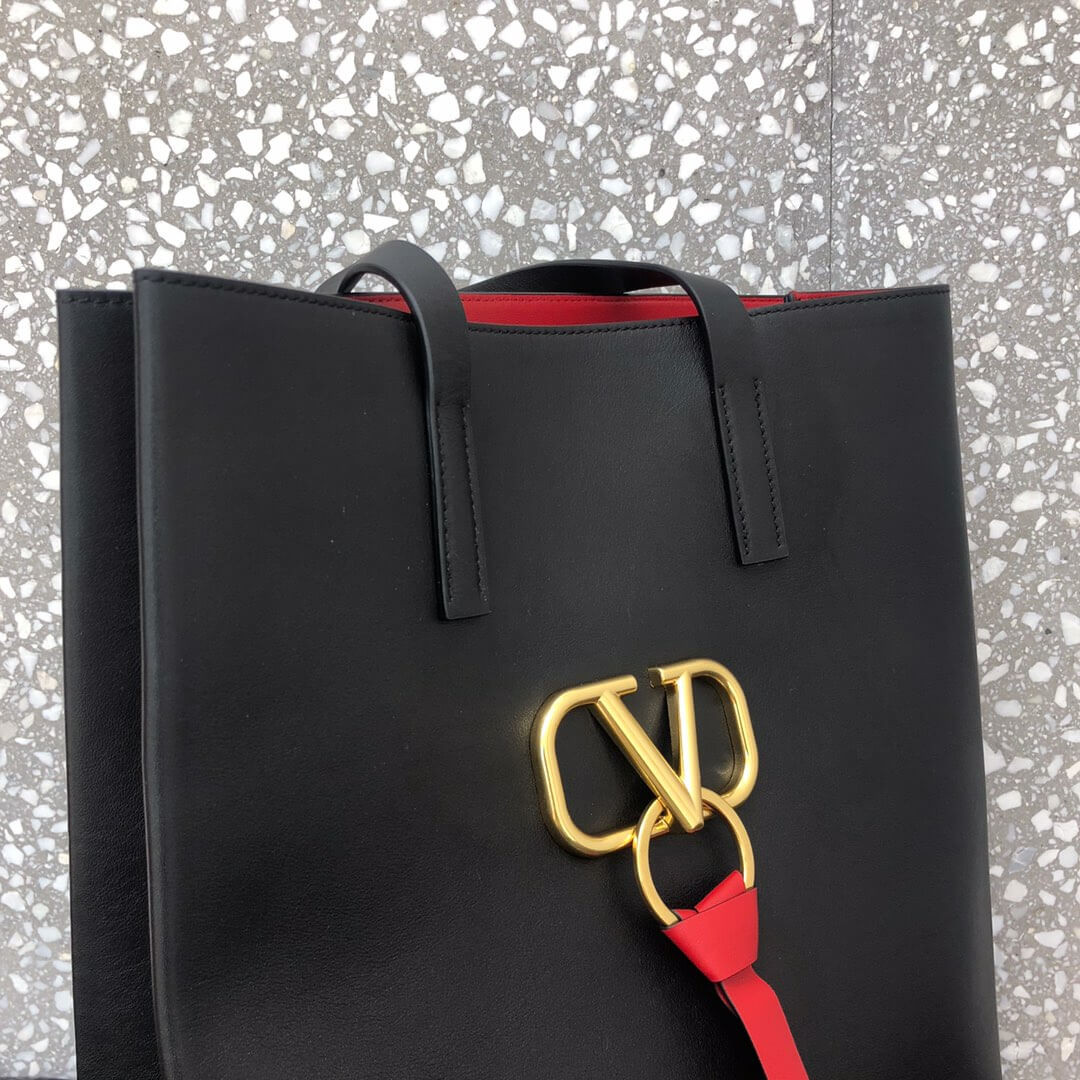 Valentino Garavani Large NS V-Ring Shopper A0073