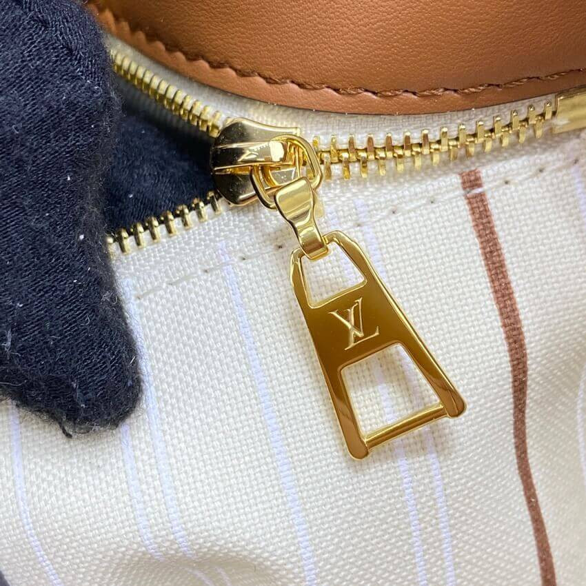 Louis Vuitton On My Side PM M59905