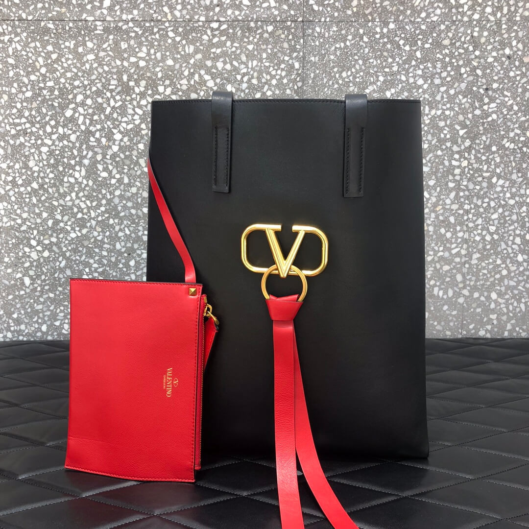 Valentino Garavani Large NS V-Ring Shopper A0073