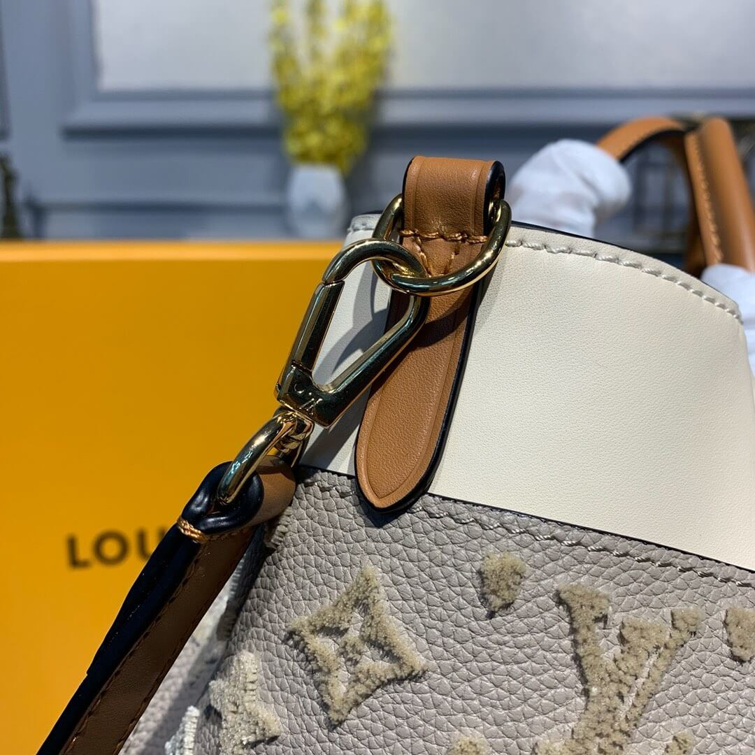 Louis Vuitton On My Side Handbag M53825