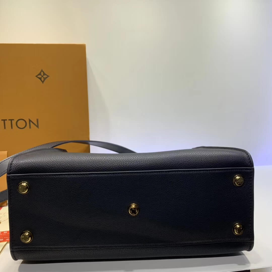 Louis Vuitton On My Side M53823