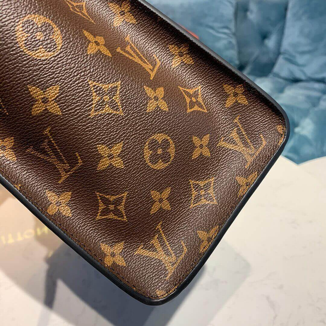 Louis Vuitton On My Side M55933